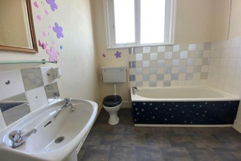 FLAT 3 BATHROOM.jpg