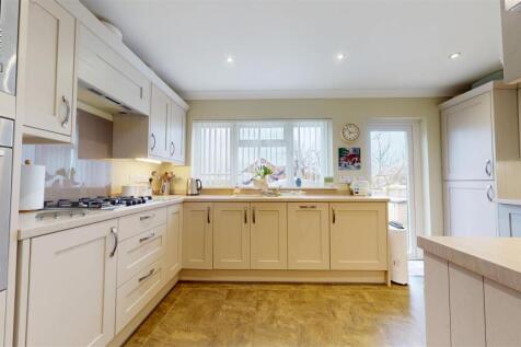 KITCHEN PIC 1.jpg