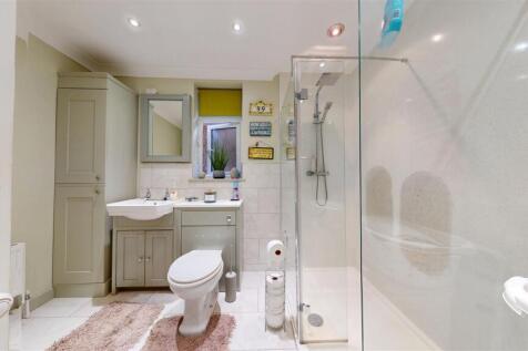 SHOWER ROOM PIC 2.jpg