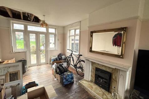 LIVING ROOM.jpg