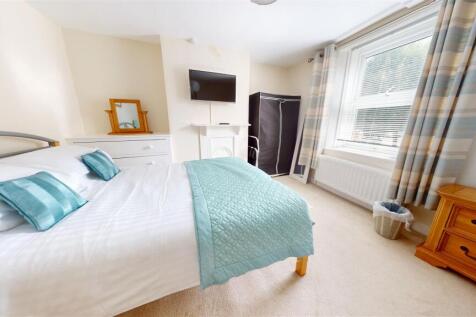 BEDROOM 1 PIC  1.jpg