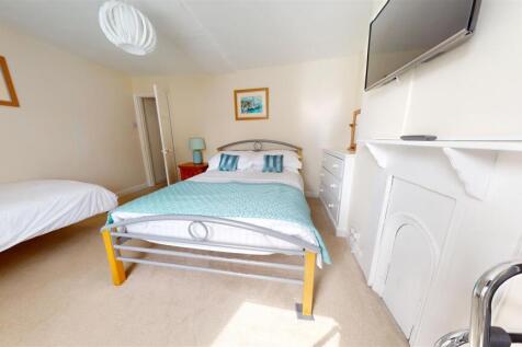 BEDROOM 1 PIC 2.jpg
