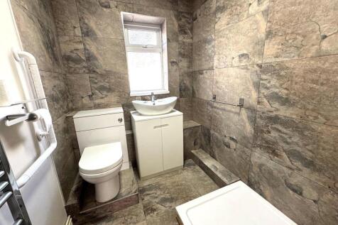 SHOWER ROOM.jpg