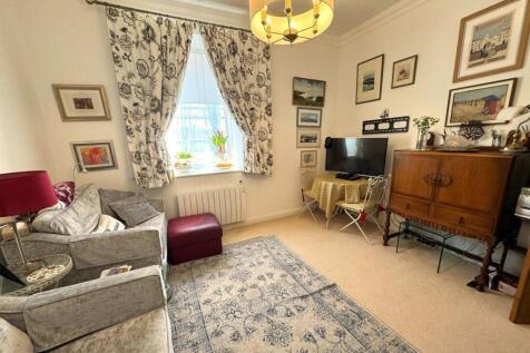 LIVING ROOM PIC 1.jpg