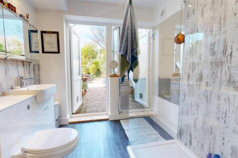 Bedroom ensuite 2.jpg