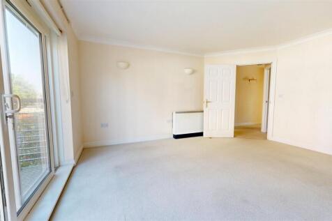 LIVING ROOM PIC 1.jpg