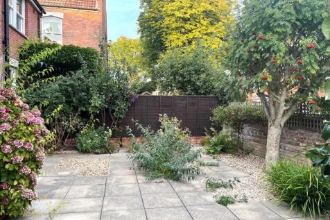FRONT GARDEN.jpg