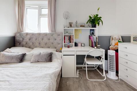 14-Cunningham-Close-Bedroom.jpg