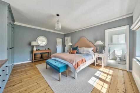 Master Bedroom (2)