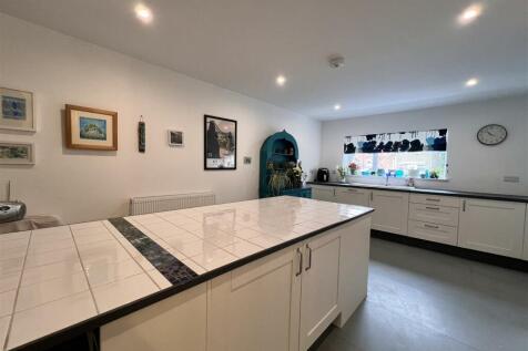 Kitchen Area: