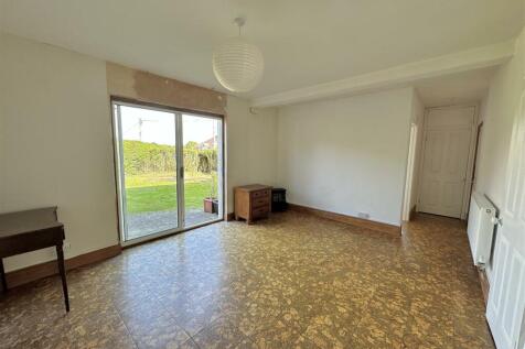 Play Room/Bedroom: