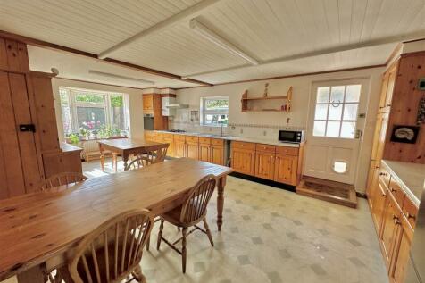 Kitchen/Dining Room: