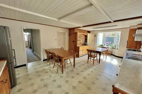 Kitchen/Dining Room:
