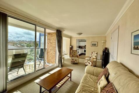 Living/Dining Room: