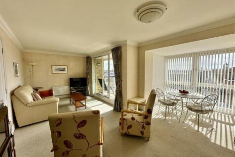 Living/Dining Room: