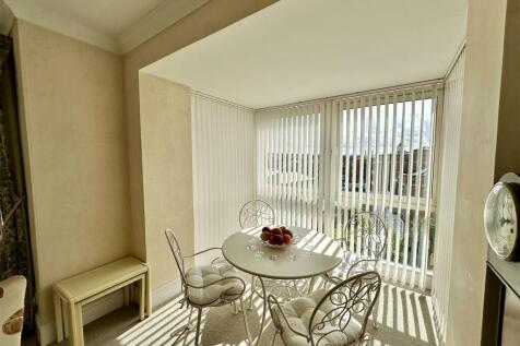 Living/Dining Room: