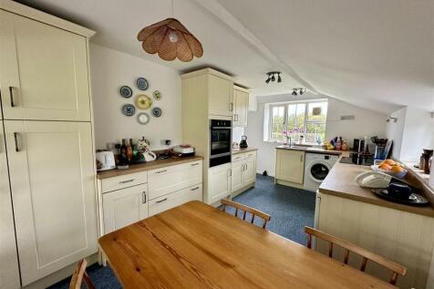Kitchen/Breakfast Room: