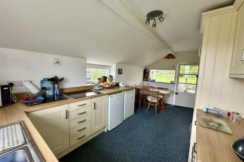 Kitchen/Breakfast Room: