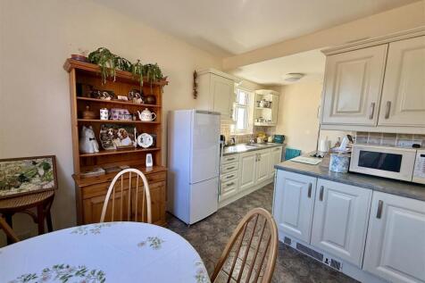Kitchen/Dining Room: