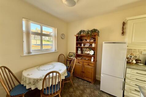 Kitchen/Dining Room: