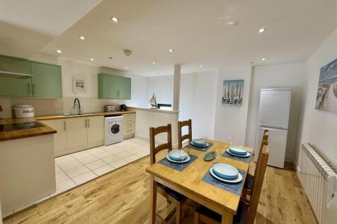 Kitchen/Dining Room:
