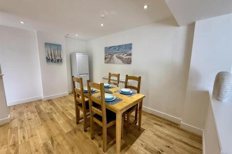 Kitchen/Dining Room: