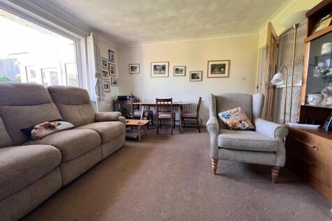 Lounge/Dining Room: