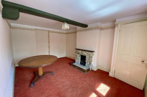 Dining/Sitting Room: