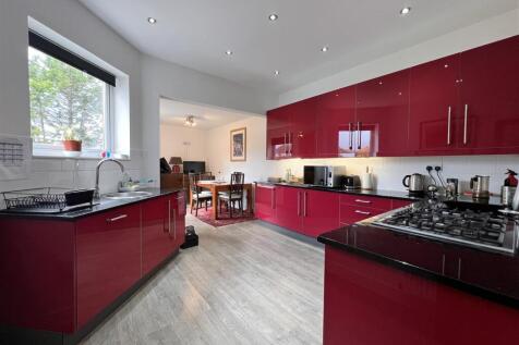 Kitchen/Dining Room: