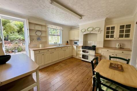Kitchen/Dining Room: