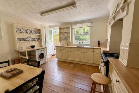 Kitchen/Dining Room: