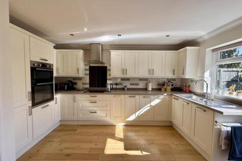Kitchen/Dining Area: