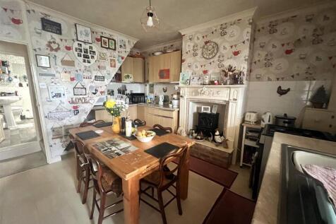 Kitchen/Dining: