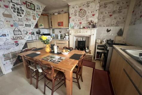 Kitchen/Dining:
