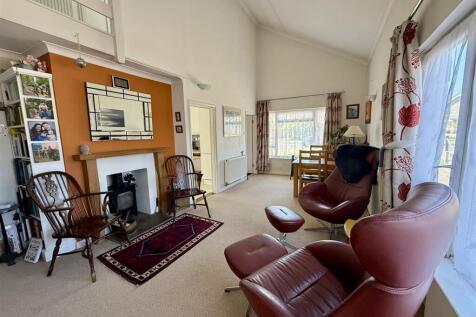 Living/Dining Room: