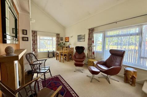 Living/Dining Room: