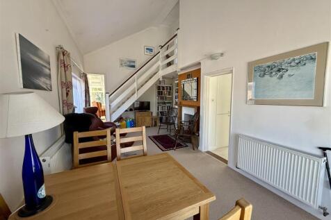 Living/Dining Room: