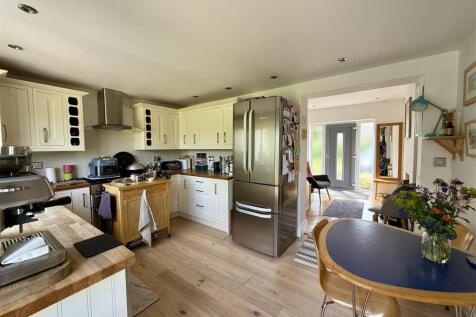 Kitchen/Breakfast Room: