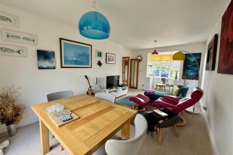 Living/Dining Room: