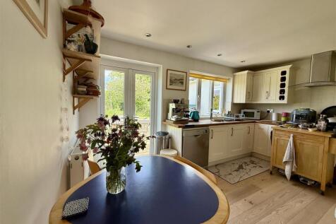 Kitchen/Breakfast Room: