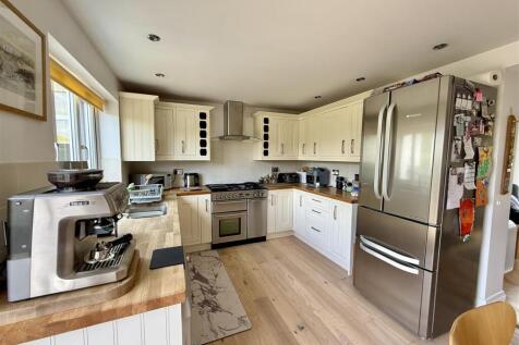 Kitchen/Breakfast Room: