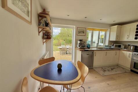 Kitchen/Breakfast Room: