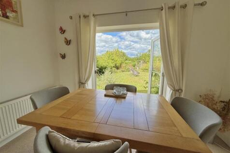 Living/Dining Room: