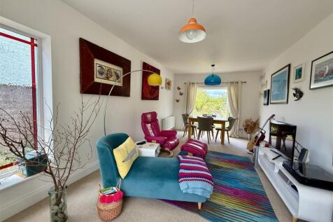 Living/Dining Room: