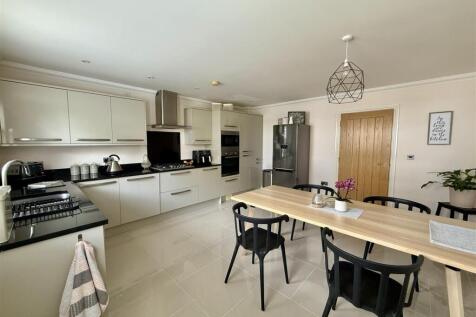 Kitchen/Dining Room: