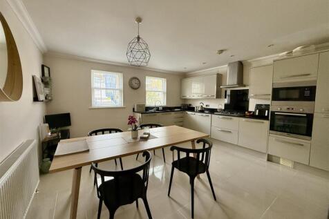 Kitchen/Dining Room: