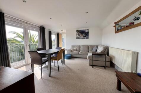 Sitting/Dining Room: