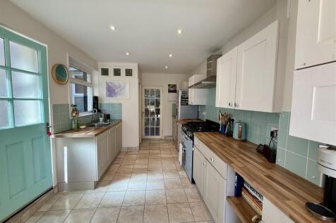 Kitchen/Dining Room: