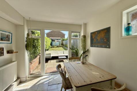 Kitchen/Dining Room: