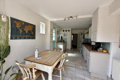 Kitchen/Dining Room: